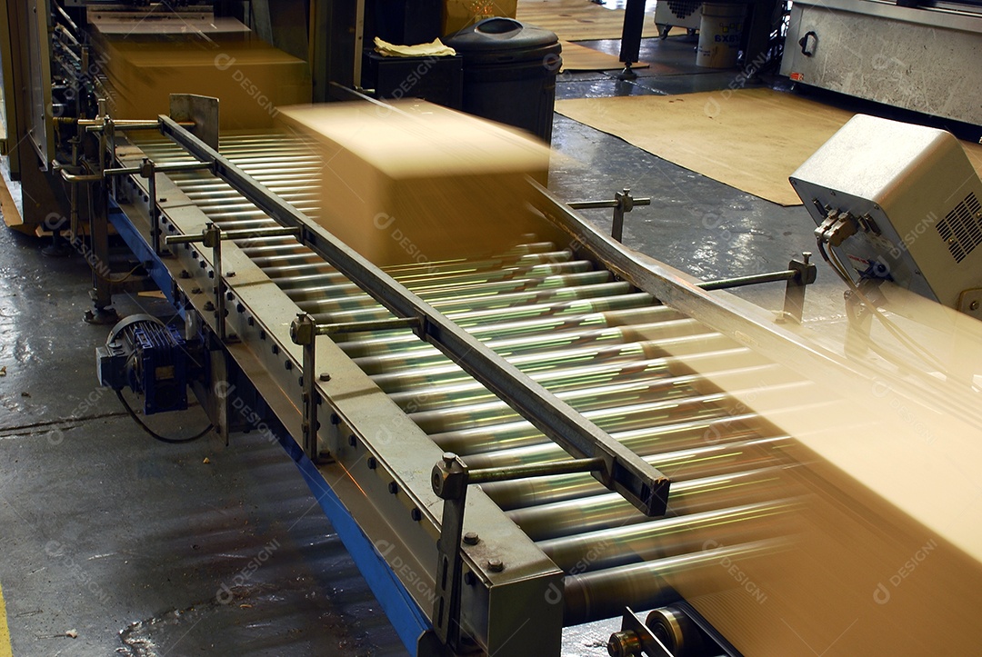 Esteira com caixas em uma fábrica