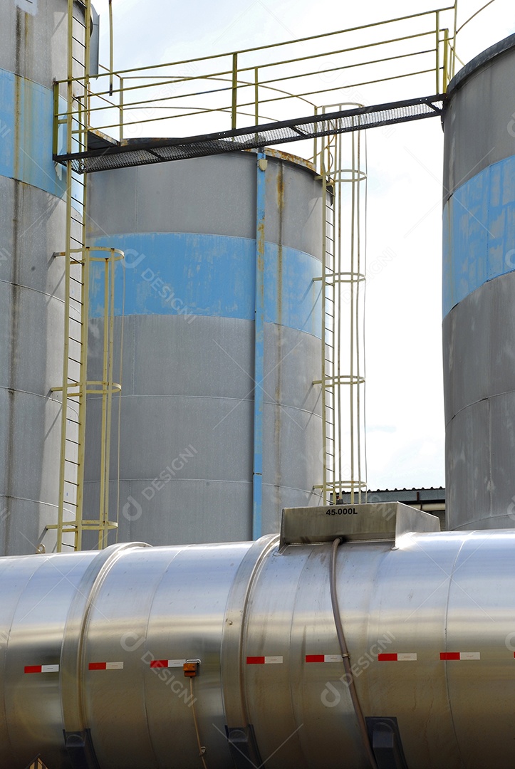 Indústria petrolífera caminhão descarregando