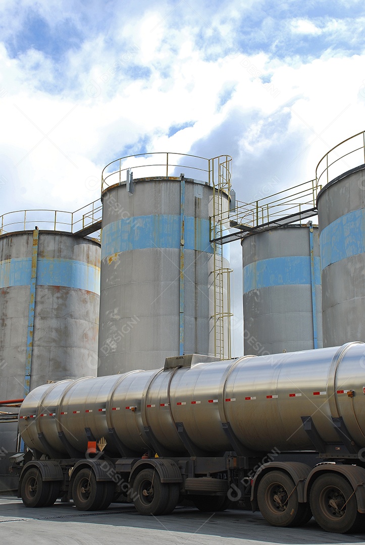 Indústria petrolífera caminhão descarregando