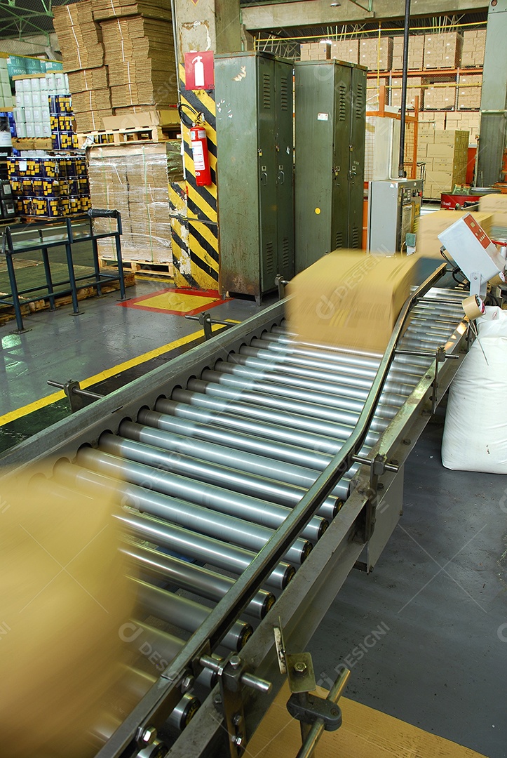 Esteira com caixas em uma fábrica