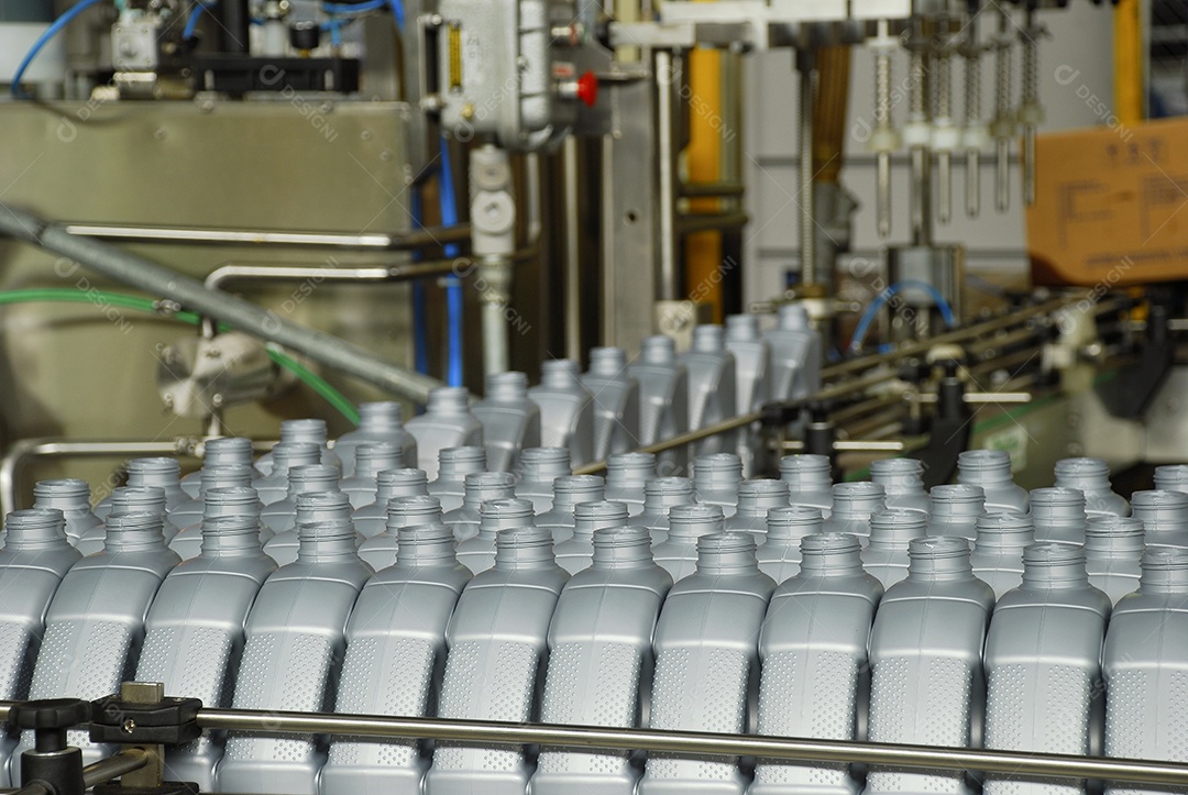 Garrafas de oléo lubrificante em uma indústria