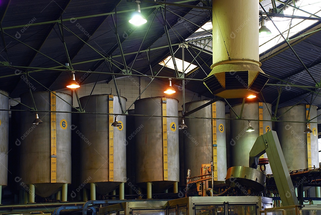 Fábrica com equipamentos