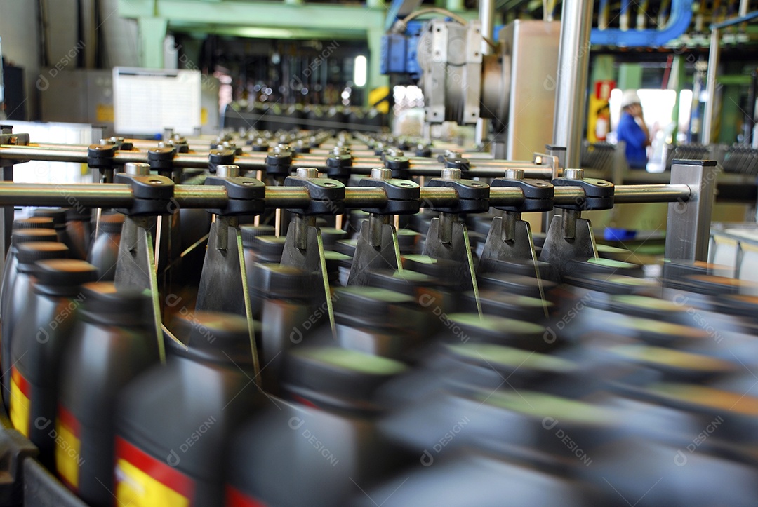 Oleo lubrificante em esteira