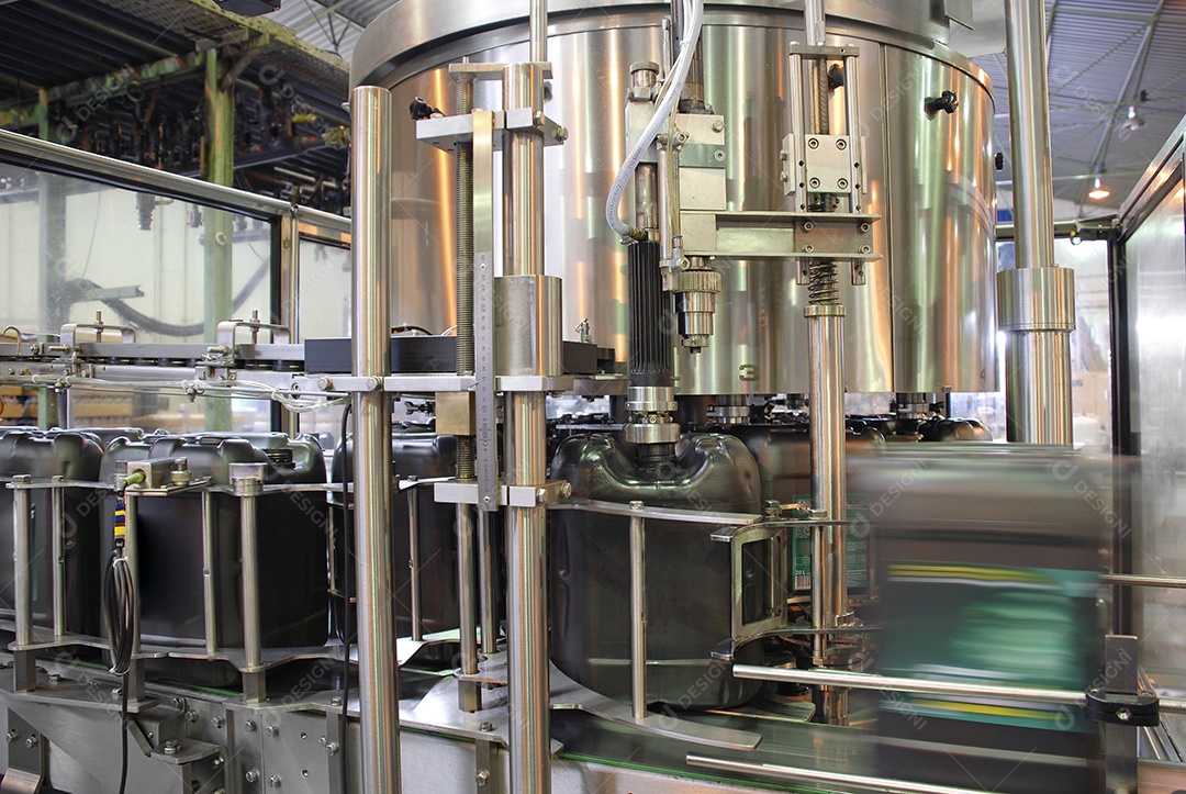 Esteira com galão em uma fábrica