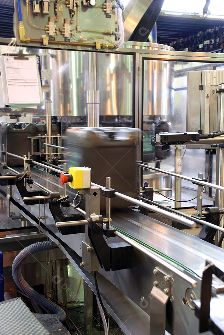 Esteira com galão em uma fábrica