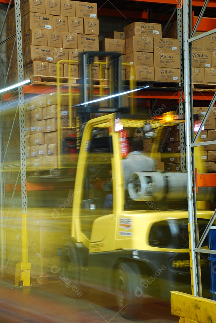 Industria com prateleira cheia de caixas