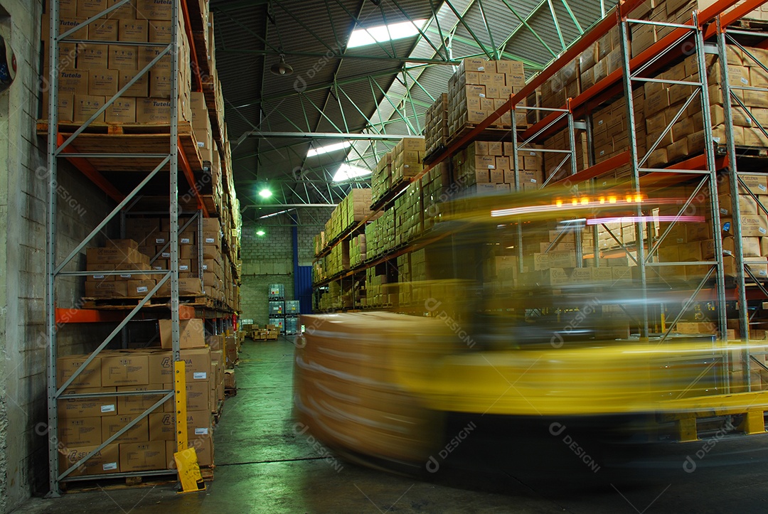 Fábrica com empilhadeira com caixas