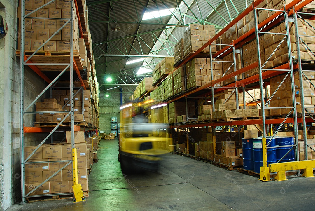 Industria com prateleira cheia de caixas