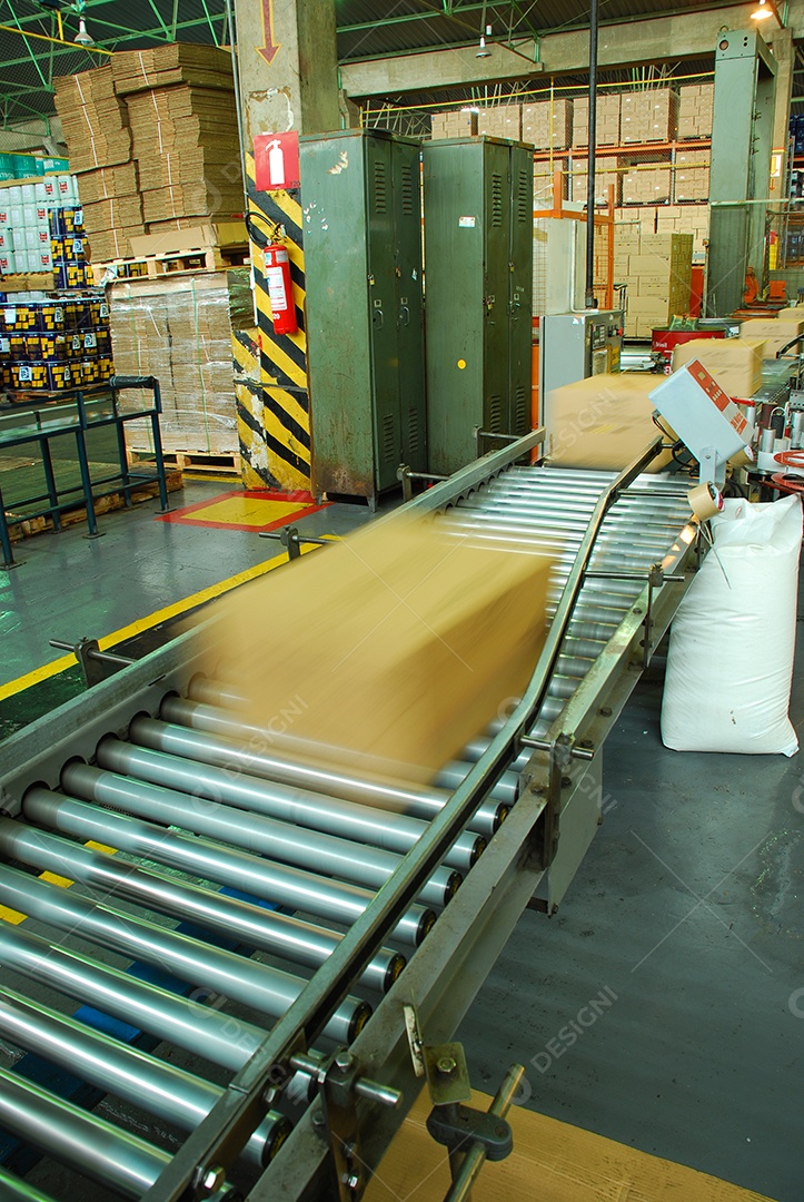 Esteira com caixas em uma fábrica