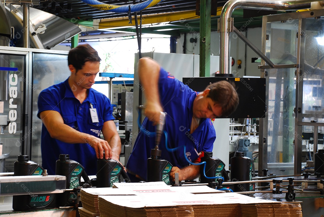 Homens trabalham em fábrica