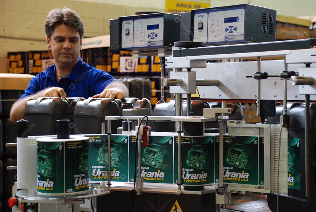 Técnico avaliando máquina em fábrica