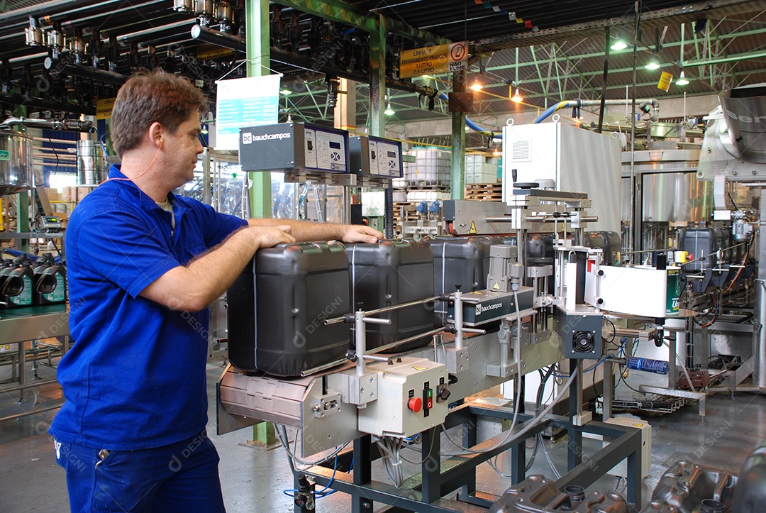 Técnico avaliando máquina em fábrica