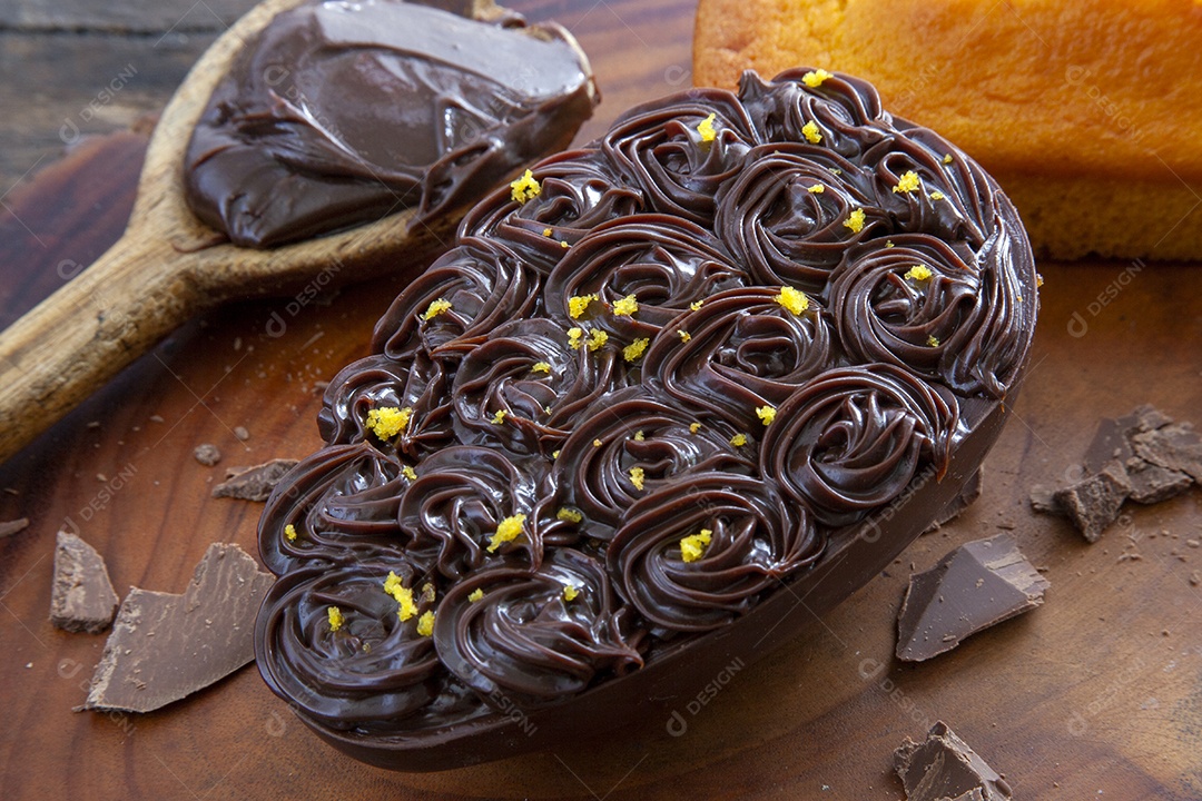 Ovo de páscoa brasileiro recheado com chocolate e creme
