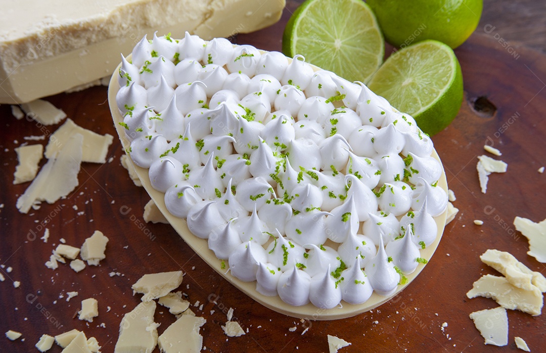 Ovo de páscoa brasileiro recheado com chocolate e creme