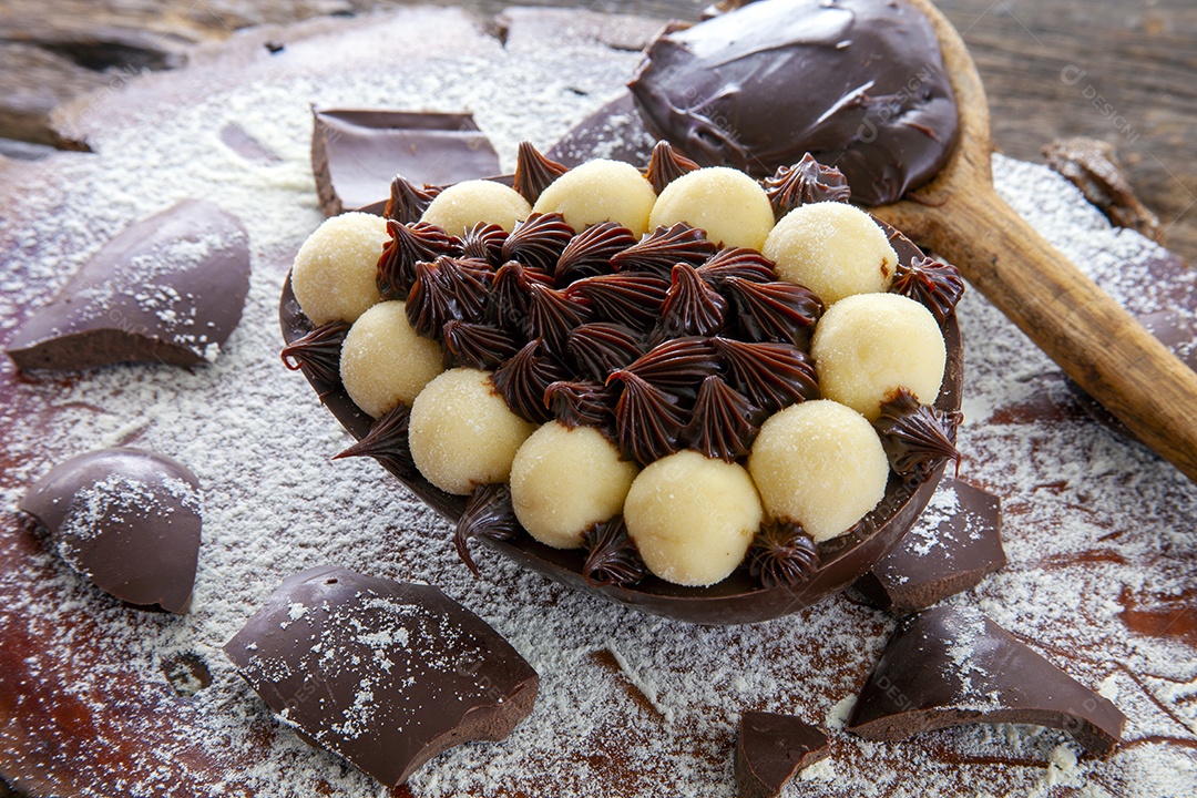 Ovo de páscoa brasileiro recheado com chocolate e creme