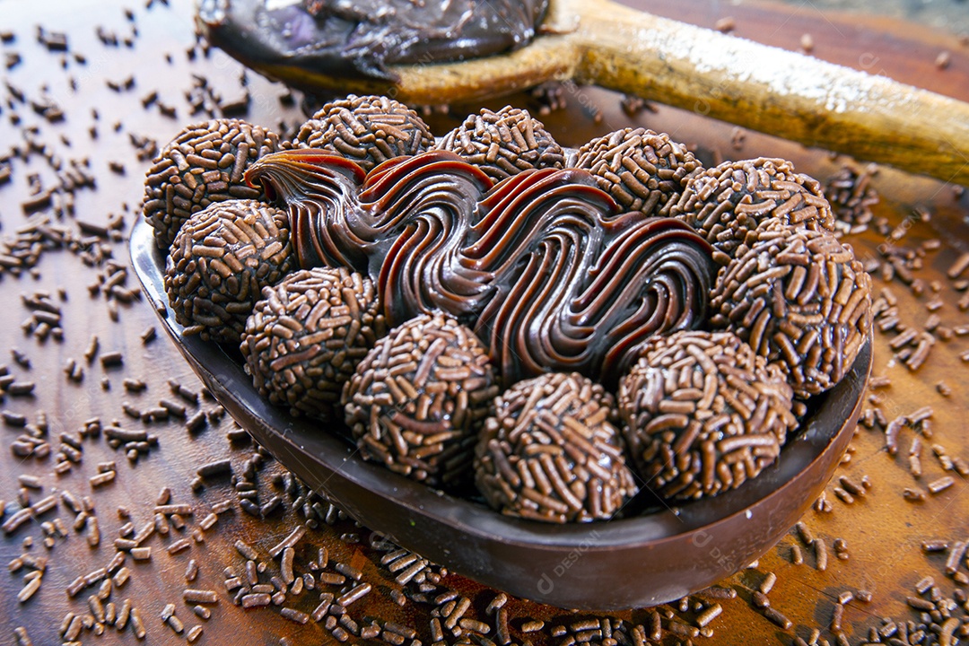 Ovo de páscoa brasileiro recheado com chocolate e creme