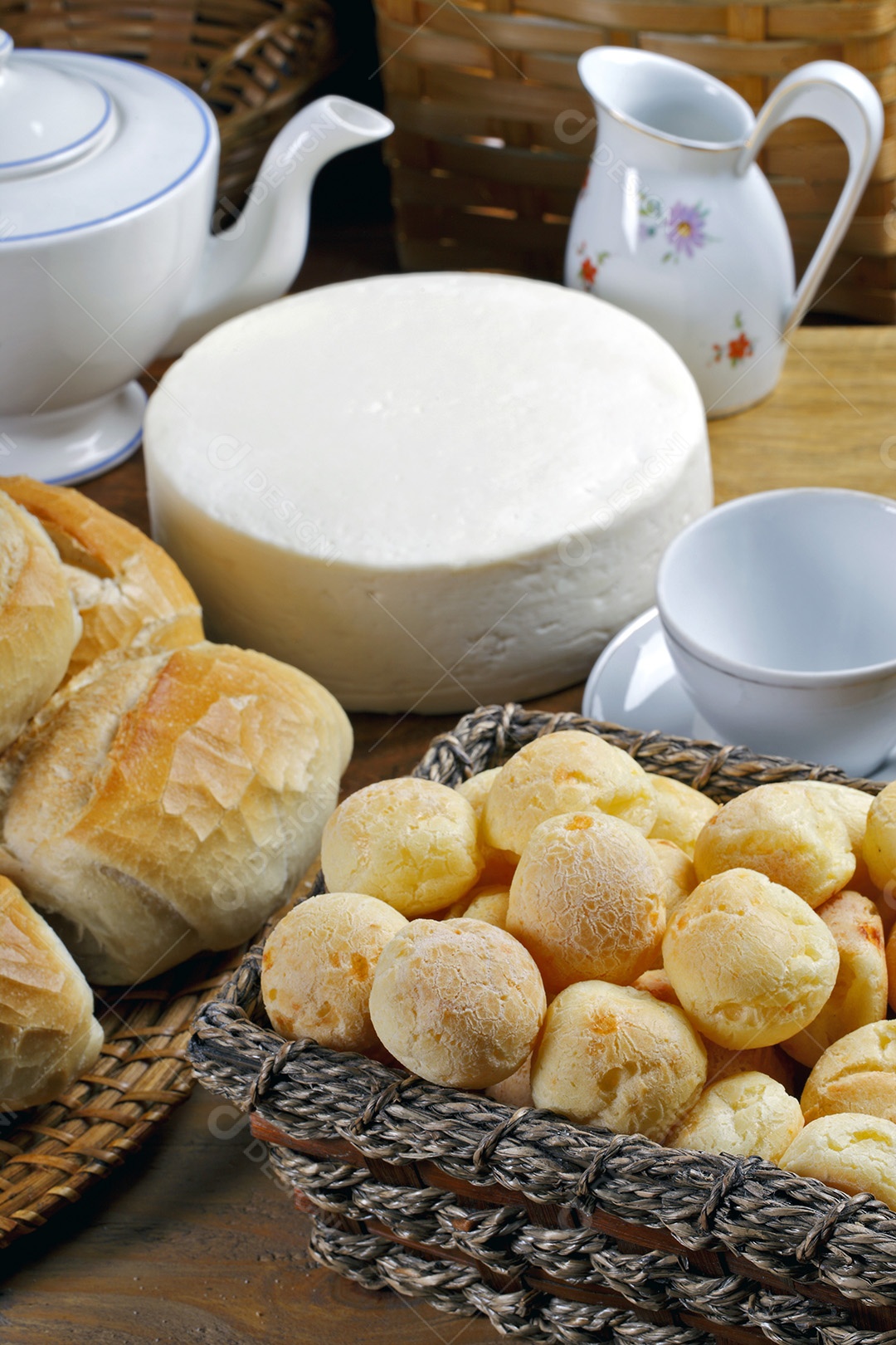Delicioso lanche sobre a mesa queijo e pães
