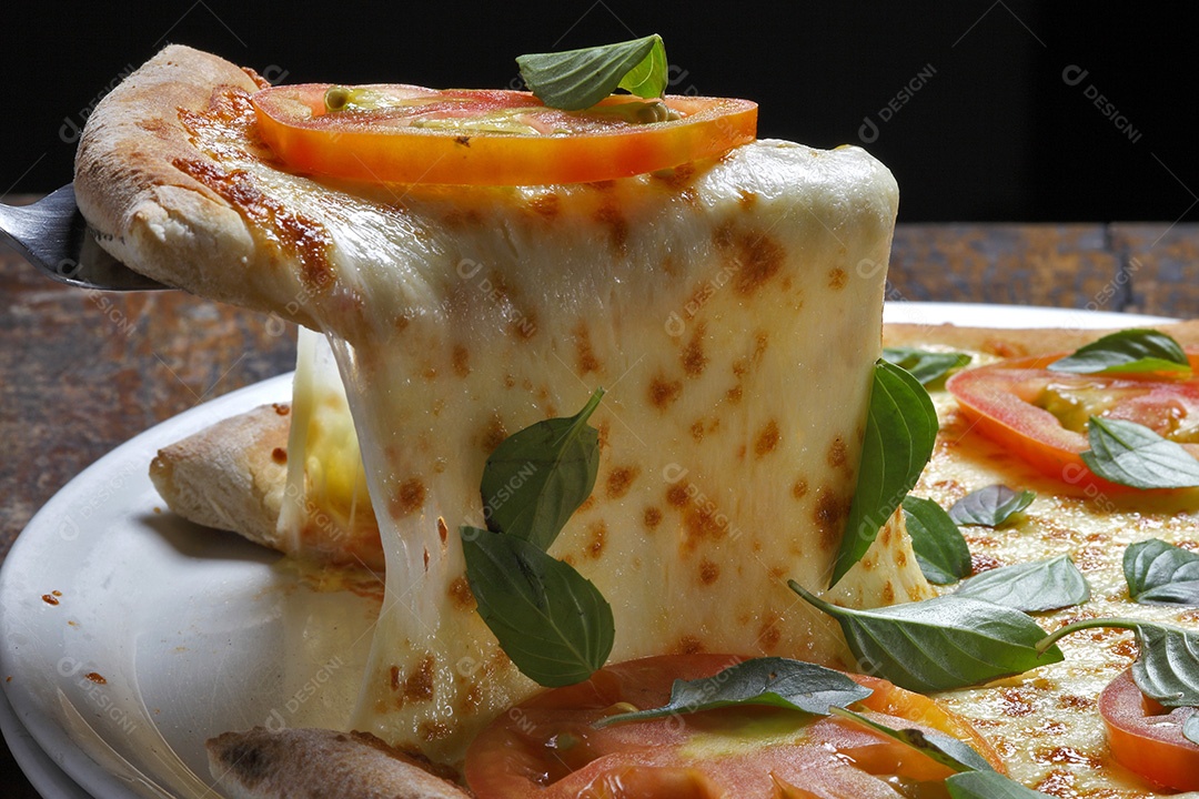 Deliciosa pizza sobre a mesa