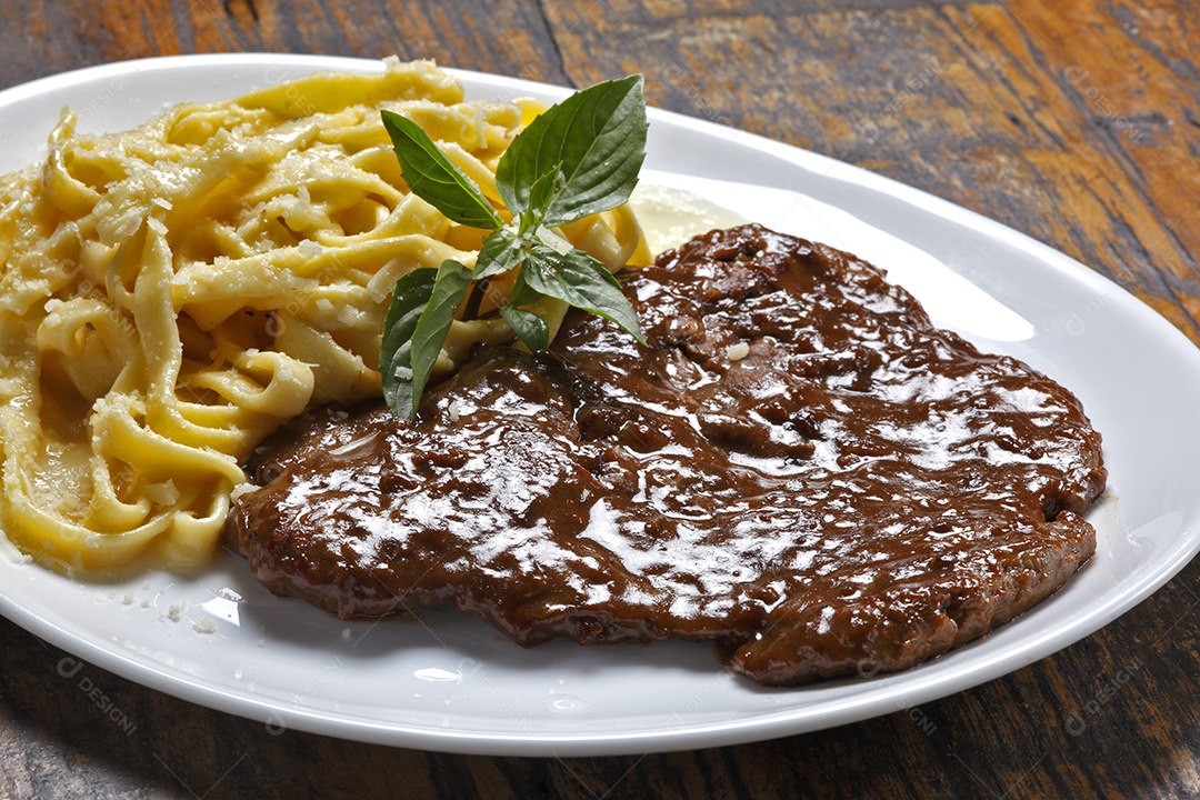 Delicioso bife grelhado com macarrão