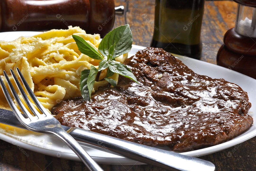 Delicioso bife grelhado com macarrão