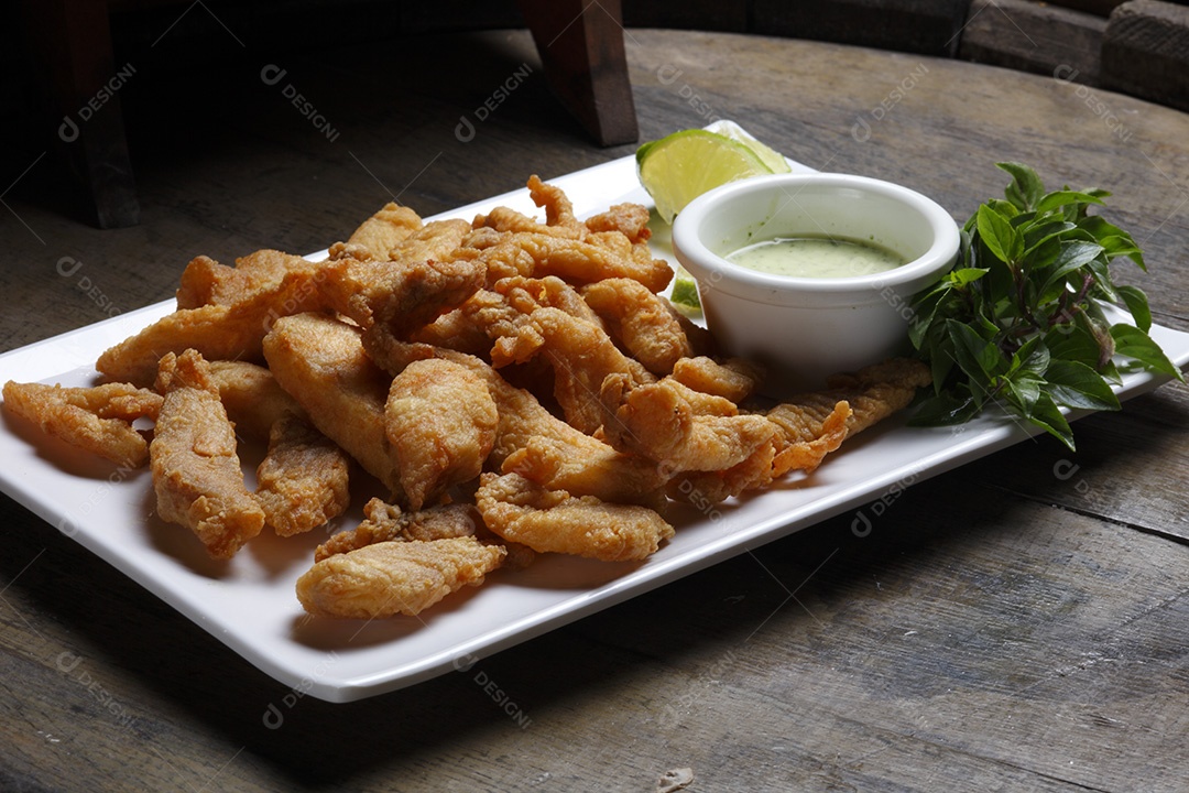 Deliciosas iscas de frango fritas