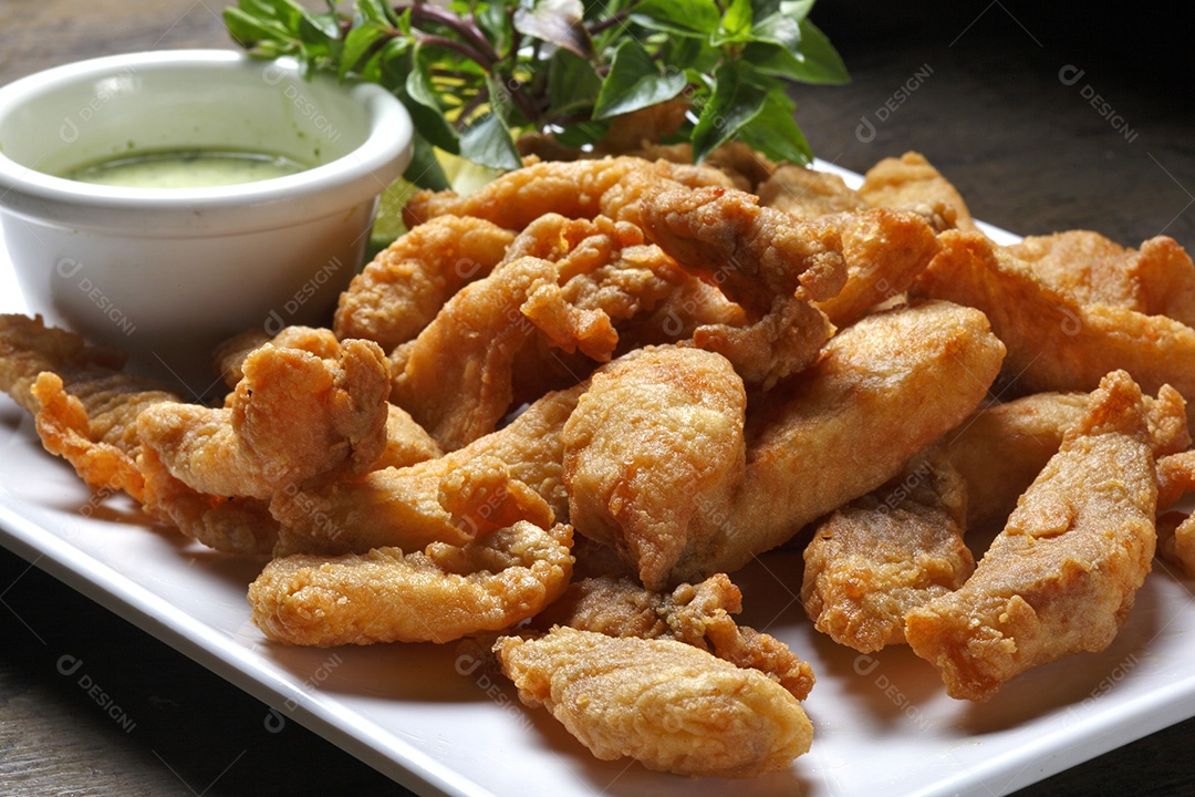 Deliciosas iscas de frango fritas