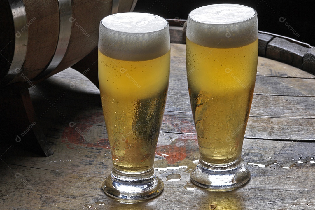 Copo de cerveja sobre a mesa