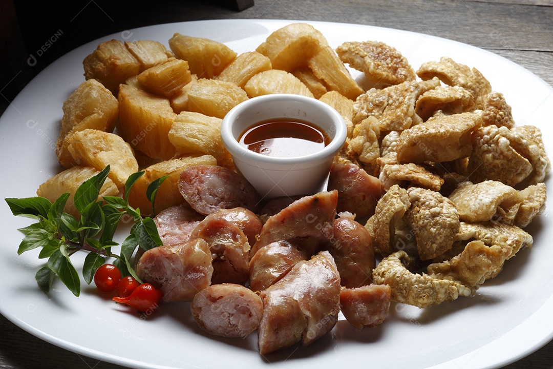 Petiscos deliciosos sobre a mesa