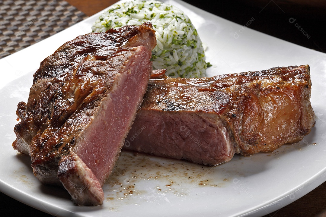 Bife grelhado suculento sobre a mesa
