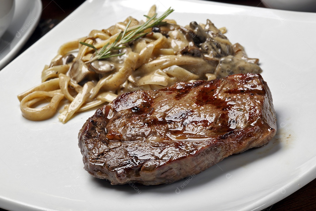 Bife grelhado suculento sobre a mesa