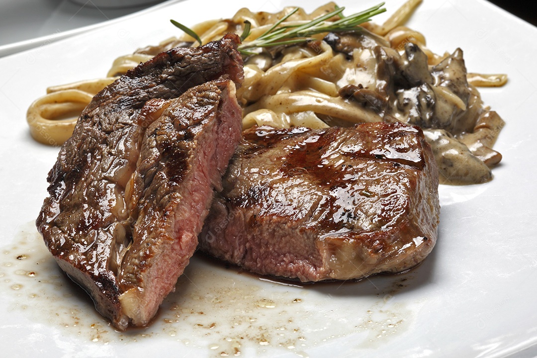 Bife grelhado suculento sobre a mesa