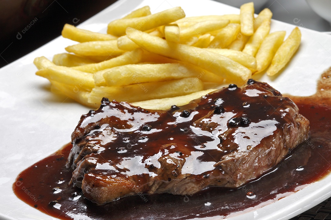 Bife grelhado suculento sobre a mesa