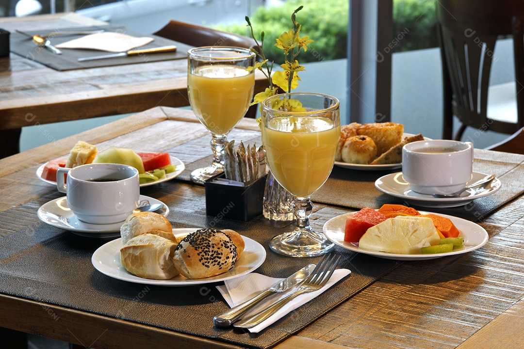 Delicioso café da manhã em restaurante