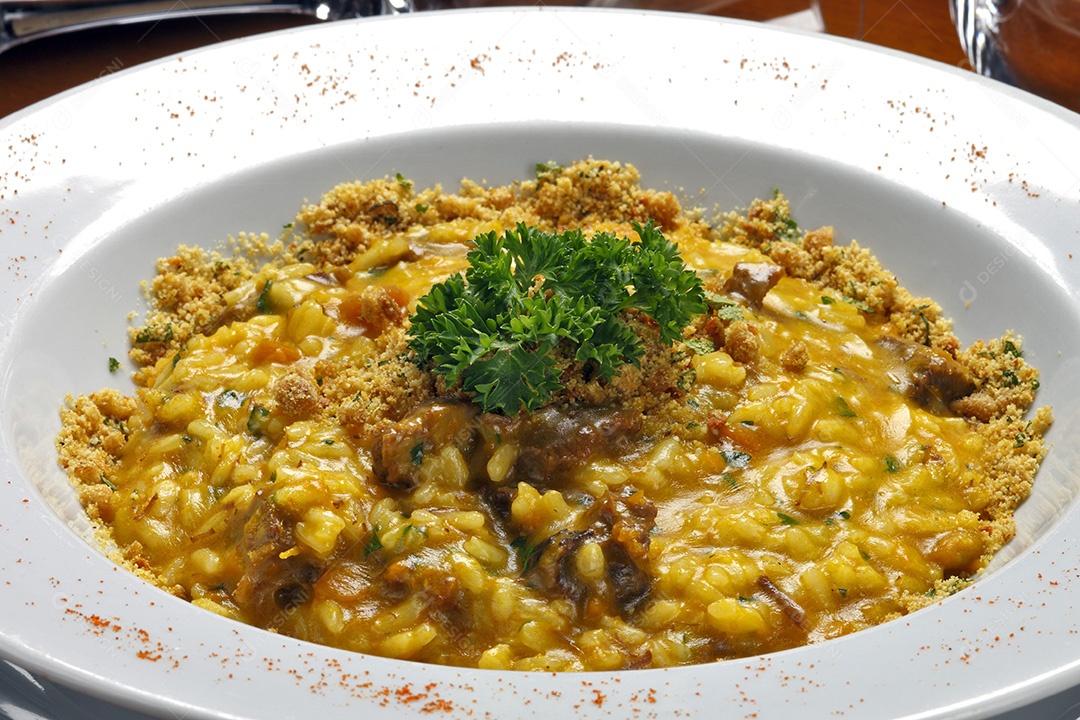Delicioso risoto sobre o prato