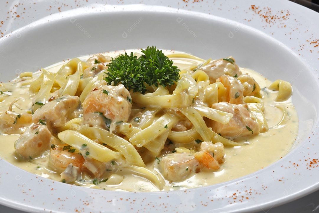 Delicioso macarrão com molho branco