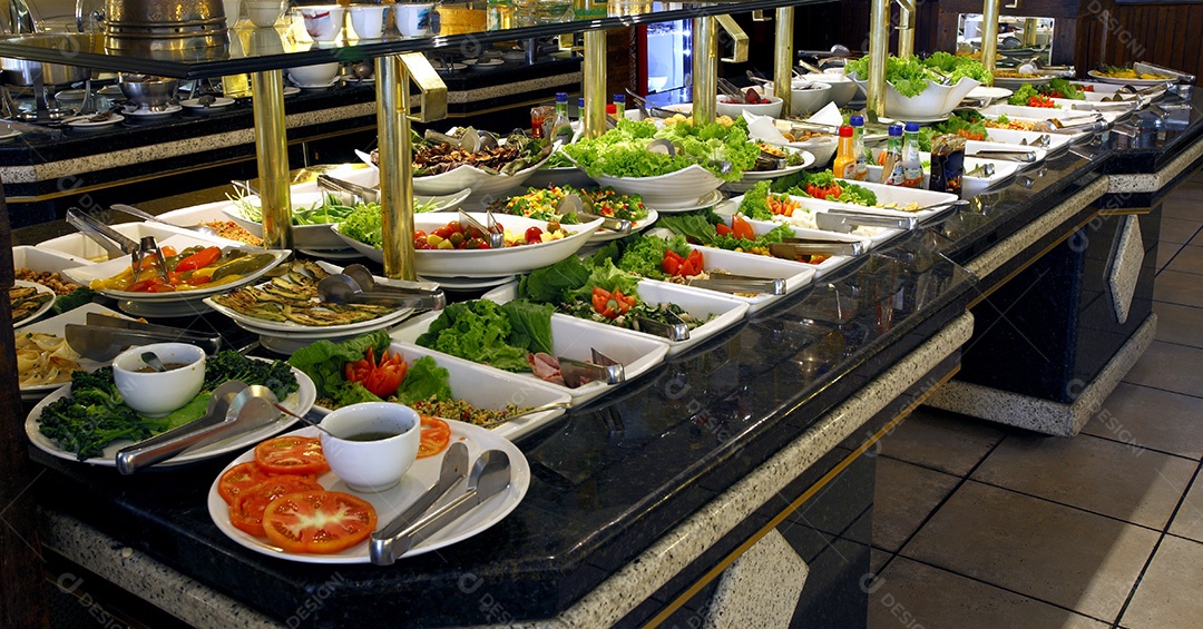 Comidas deliciosas sobre balcão de restaurante