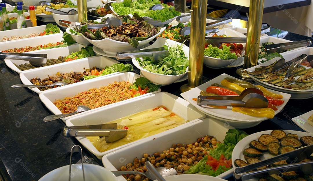 Comidas deliciosas sobre balcão de restaurante