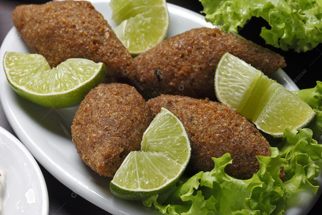 Deliciosos quibes sobre a mesa