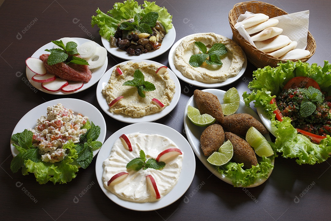 Deliciosos quibes sobre a mesa