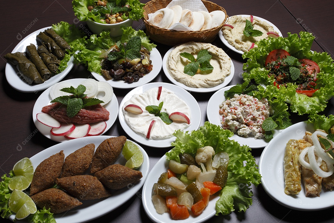 Deliciosos quibes sobre a mesa