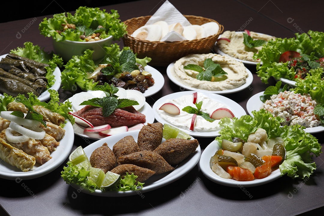 Deliciosos quibes sobre a mesa