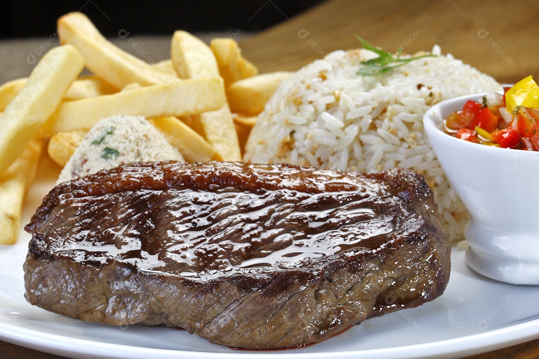 Bife grelhado com arroz e batata frita