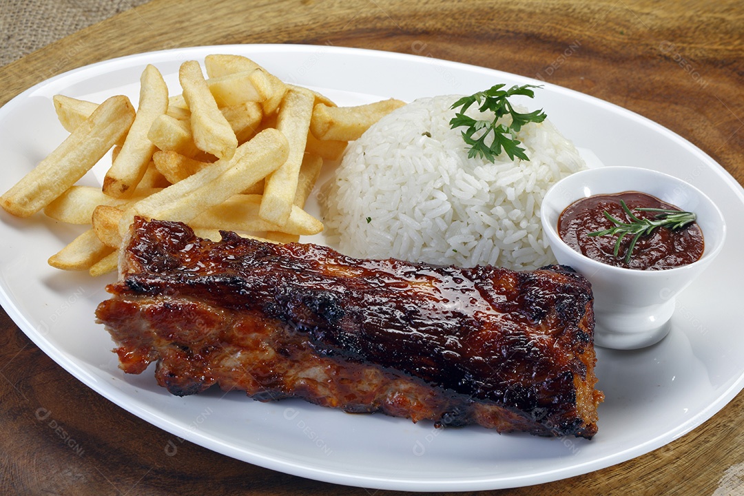 Prato feito com bife grelhado e acompanhamentos