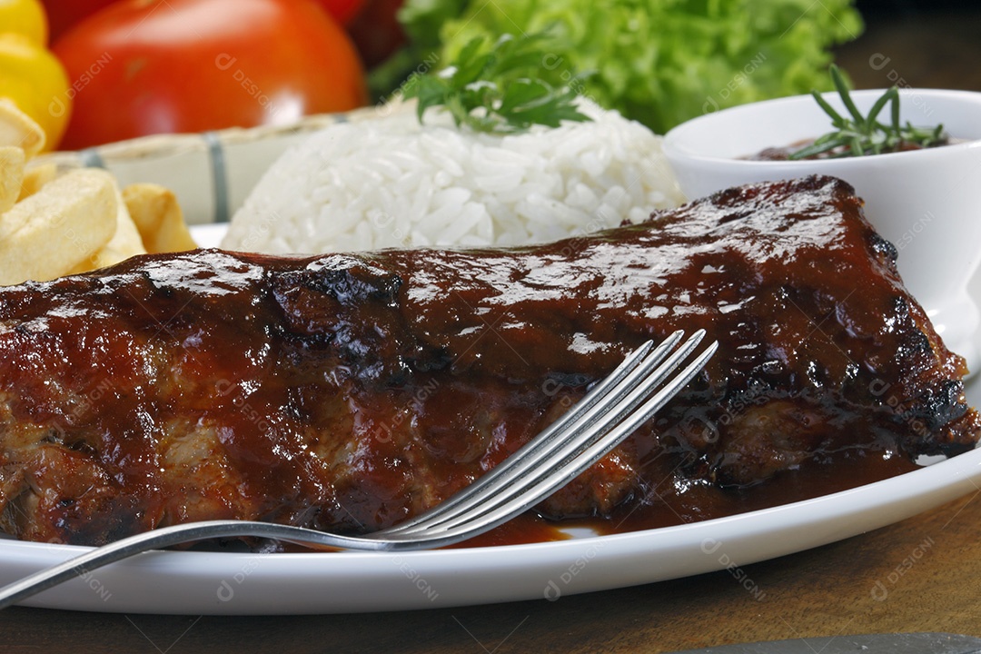 Prato feito com bife grelhado e acompanhamentos