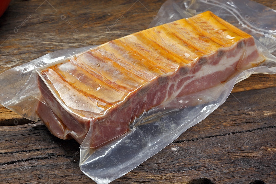 Pedaço de bacon sobre a mesa