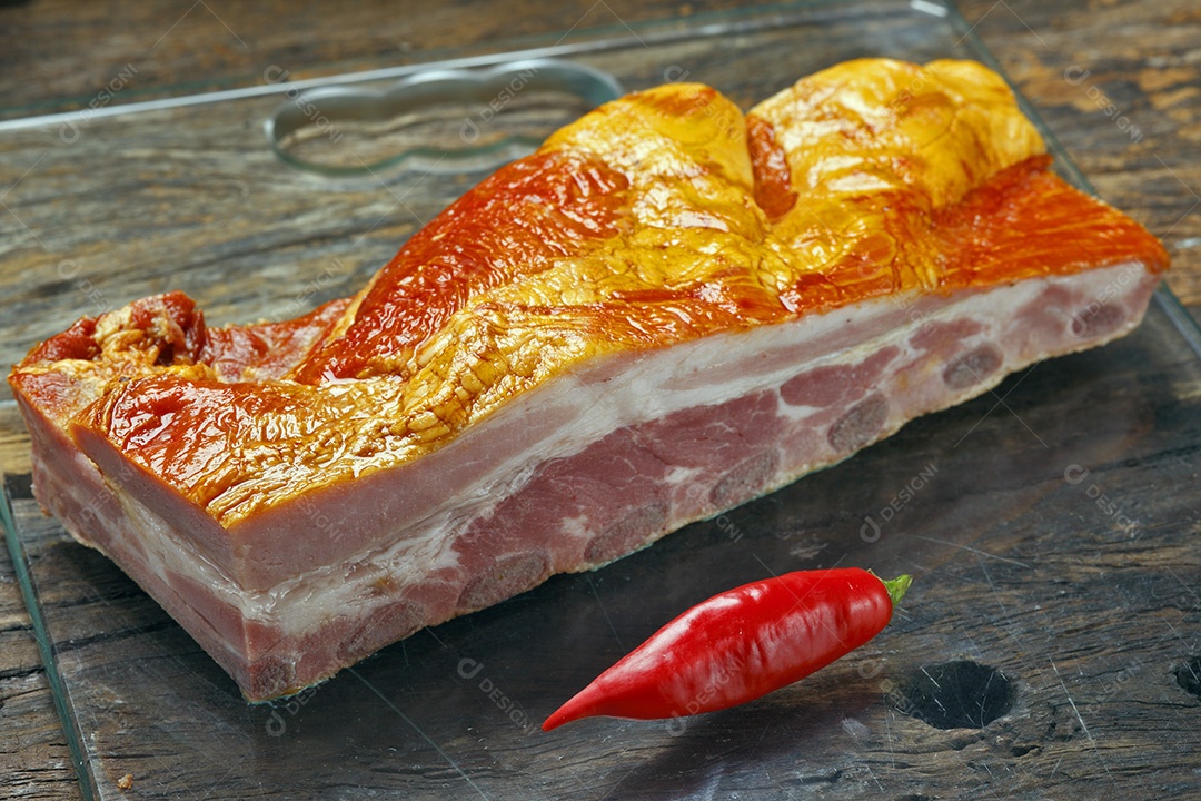 Pedaço de bacon sobre a mesa