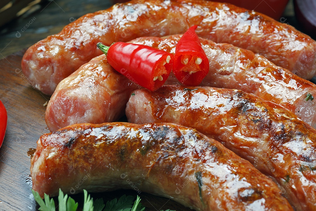 Deliciosas linguiças sobre a mesa