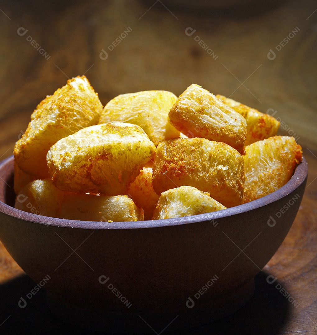 Tigela com mandiocas fritas