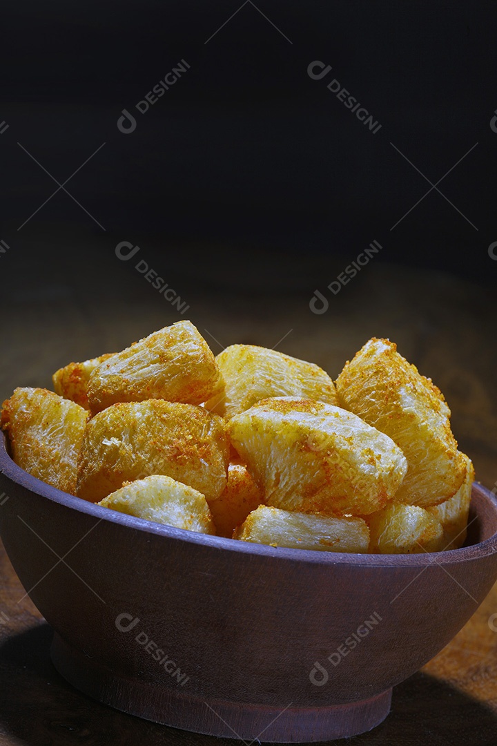 Tigela com mandiocas fritas