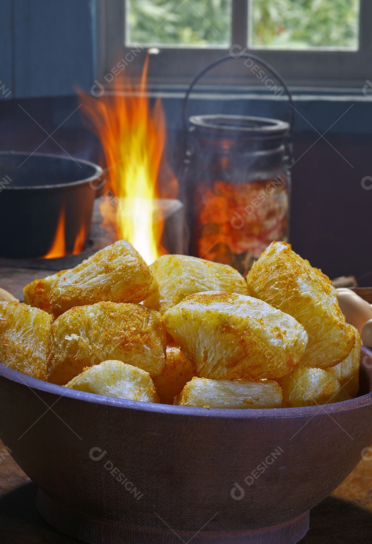 Tigela com mandiocas fritas
